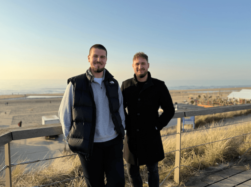 Teamfoto an der Strandpromenade während des Klippa-Besuchs