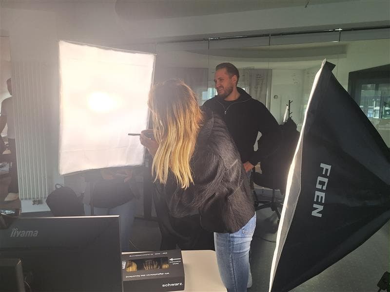 Vorbereitungen zum Fotoshooting im schwarz. Büro