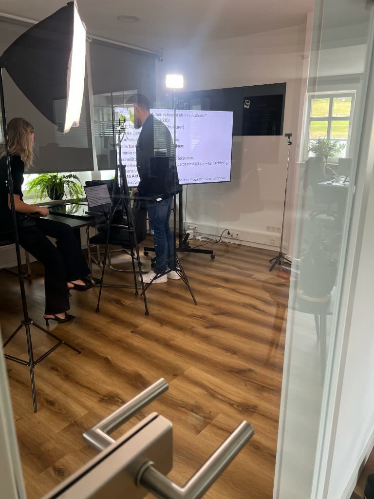 Videodreh im schwarz. Büro mit professionellem Licht-Setup und Präsentationsbildschirm