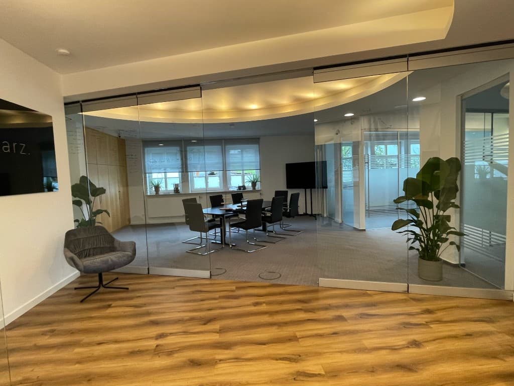 Besprechungsraum und Glasfront im neuen schwarz. Büro